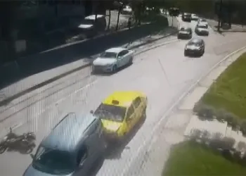 Ters şeritten giden otomobil zincirleme kazaya yol açtı