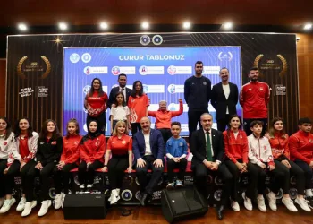 Varank, Bursa’da başarılı sporculara ödül verdi