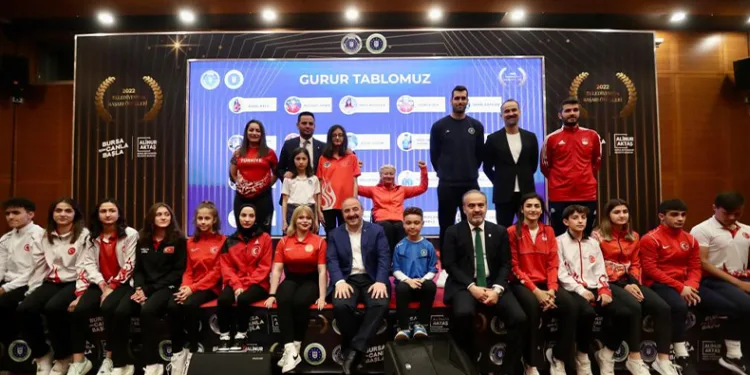 Varank, Bursa’da başarılı sporculara ödül verdi