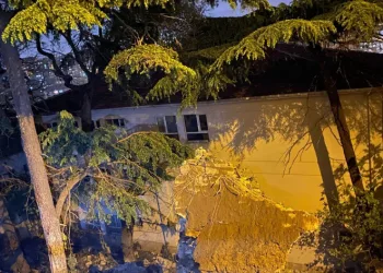 Okul bahçesine istinat duvarı çöktü