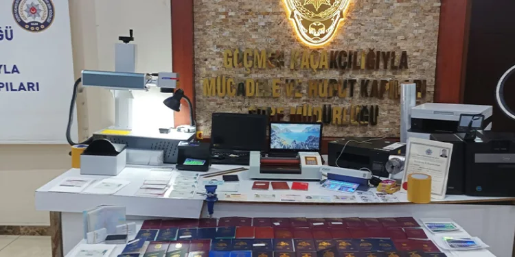 Sahte pasaport üreten şebekeye baskın