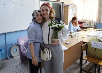 Sandık başında Anneler Günü kutlaması