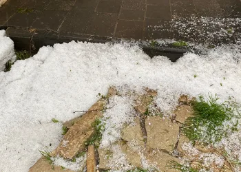 Ceviz büyüklüğünde dolu yağdı