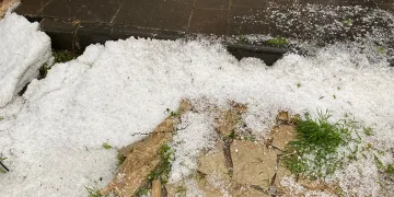 Ceviz büyüklüğünde dolu yağdı