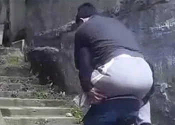 Oy kullanmaya sağlık görevlisinin sırtında gitti