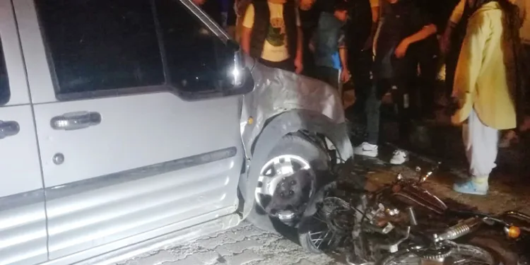 Kamyonet motosikletle çarpıştı: 1 ölü