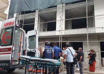 Üçüncü kattan düşen işçi ağır yaralandı
