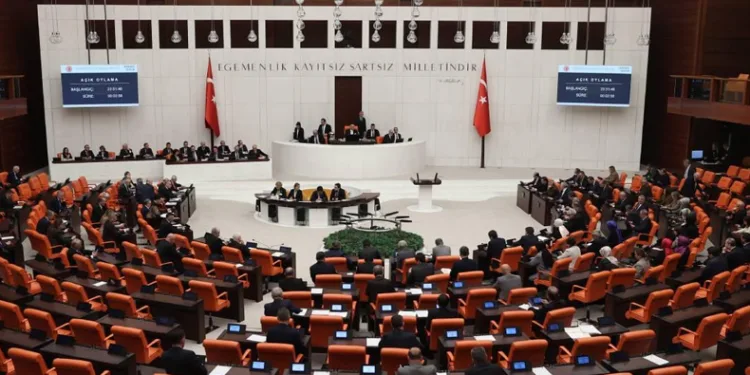 Meclis’in ilk gündemi maaş zamları