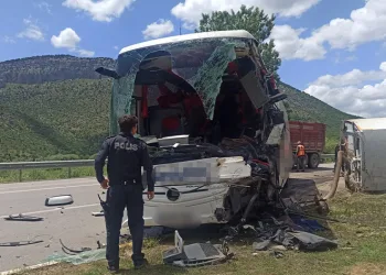 Yolcu otobüsü ile temizlik aracı çapıştı