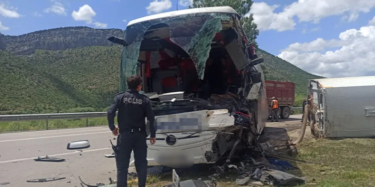 Yolcu otobüsü ile temizlik aracı çapıştı