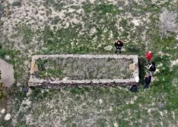 Bu mezarın uzunluğu 8 buçuk metre