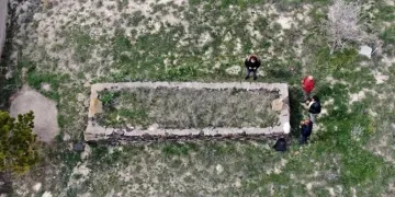 Bu mezarın uzunluğu 8 buçuk metre