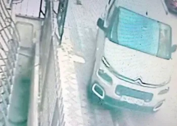 Sultangazi’de lüks araca çarpıp kaçtılar