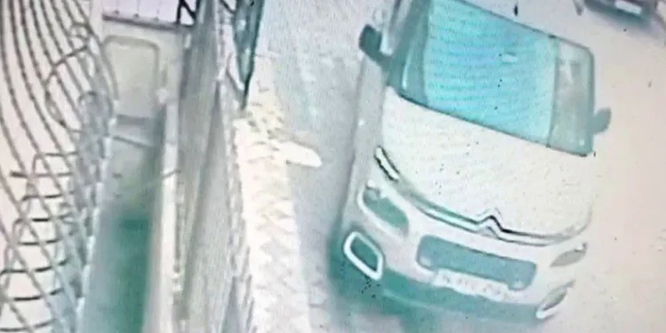 Sultangazi’de lüks araca çarpıp kaçtılar