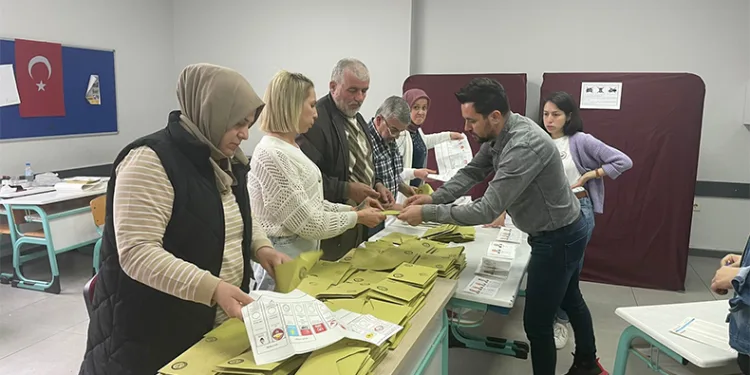 Bursa’da da sandıklar açılmaya başlandı