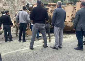 Askeri araç devrildi: 3 yaralı