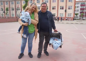 25 günlük bebeğiyle sandık başına gitti