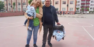 25 günlük bebeğiyle sandık başına gitti