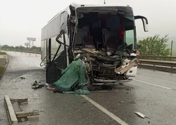 Öğrencileri taşıyan tur otobüsü TIR’a çarptı: 33 yaralı