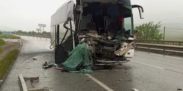 Öğrencileri taşıyan tur otobüsü TIR’a çarptı: 33 yaralı