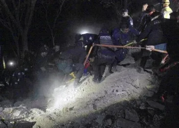 Meksika’da yolcu otobüsü uçuruma yuvarlandı