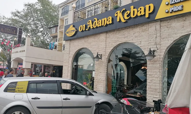 Gaz ve freni karıştıran sürücü iş yerine daldı