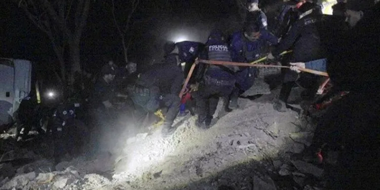 Meksika’da yolcu otobüsü uçuruma yuvarlandı
