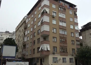 Çatlak oluşan 7 katlı apartman tahliye edildi