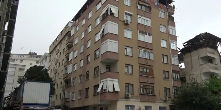 Çatlak oluşan 7 katlı apartman tahliye edildi