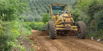 Ekipler arazi yollarını düzenliyor