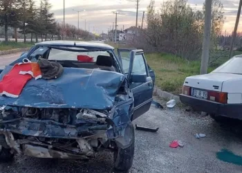Otomobillerin çarpıştığı kazada 10 kişi yaralandı