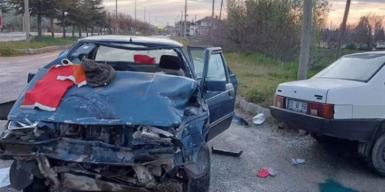 Otomobillerin çarpıştığı kazada 10 kişi yaralandı