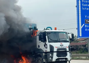 Kamyon alev alev yandı
