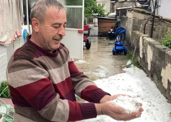 Burdur’da dolu hayatı felç etti
