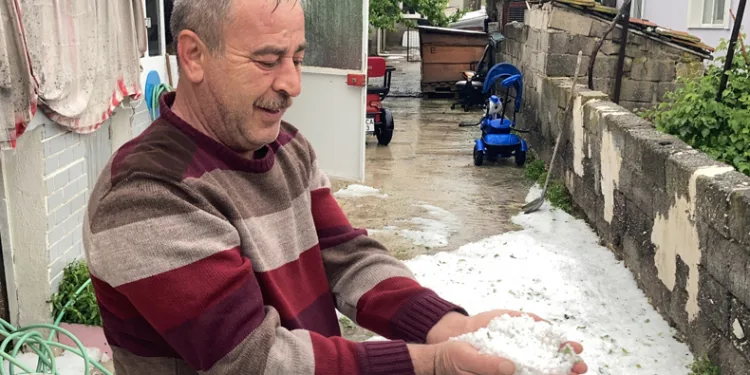 Burdur’da dolu hayatı felç etti