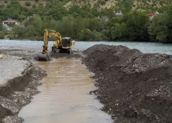 Munzur Çayı’nda kaybolan iki kişi aranıyor, su yönü değiştirildi