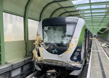 İnşaat vinci metronun üzerine düştü
