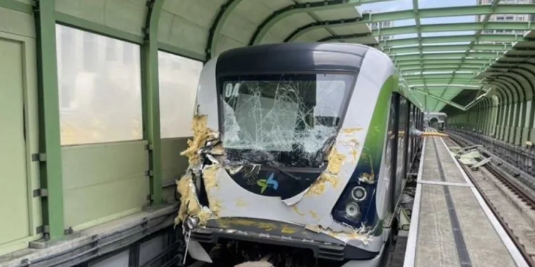 İnşaat vinci metronun üzerine düştü