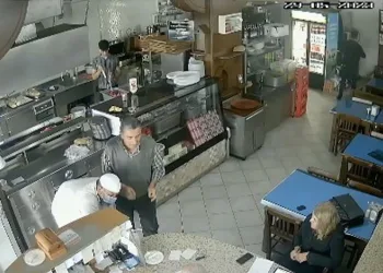 Dilencinin yaptığı rol, tiyatroculara taş çıkarttı
