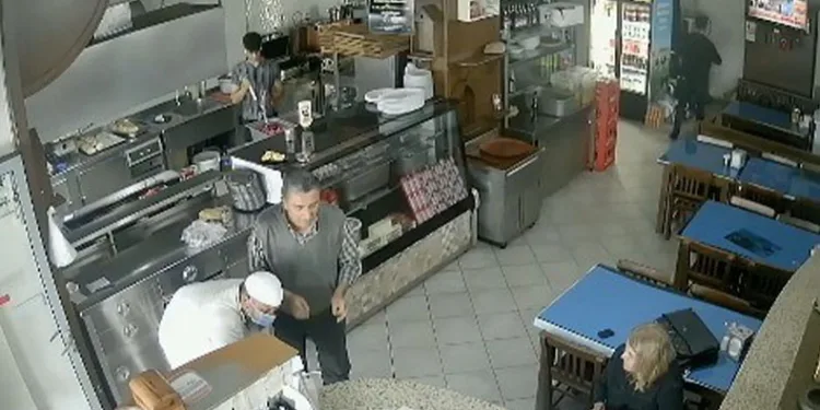 Dilencinin yaptığı rol, tiyatroculara taş çıkarttı
