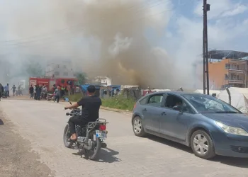Çadırda çıkan yangın araçlara da sıçradı