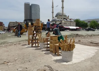 Dükkanın enkazında hayata tutunmaya çalışıyor