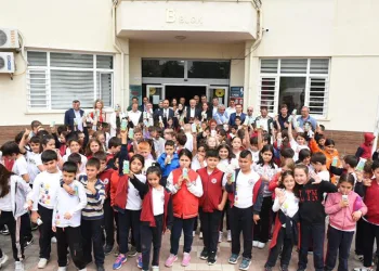 Okullardaki öğrencilere süt ikram edildi