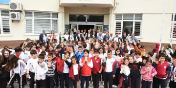 Okullardaki öğrencilere süt ikram edildi