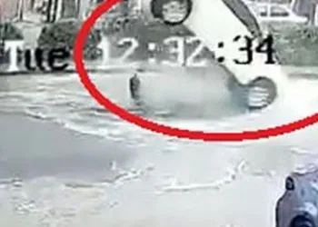 Rögar kapağına takılan otomobil havalandı