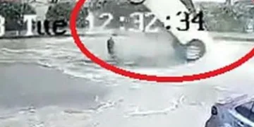 Rögar kapağına takılan otomobil havalandı