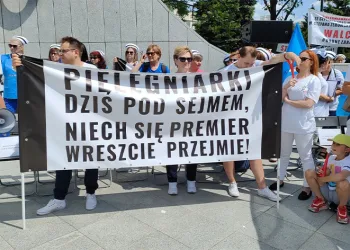 Polonya’da hemşirelerden protesto
