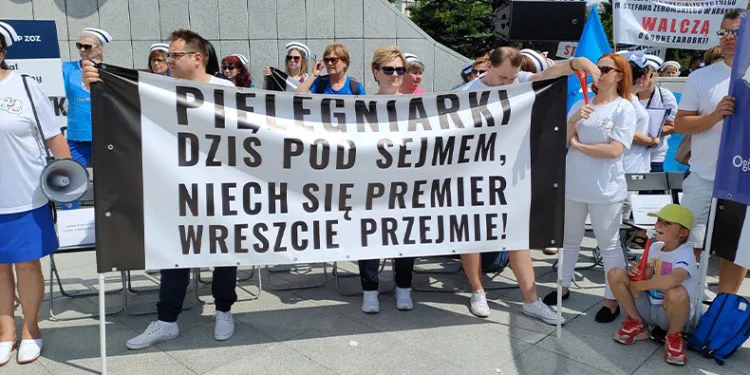 Polonya’da hemşirelerden protesto