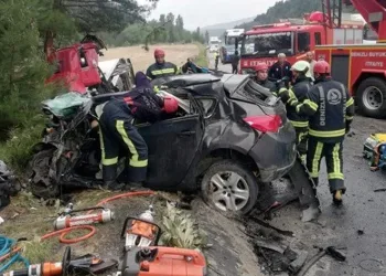 Tır otomobili metrelerce sürükledi