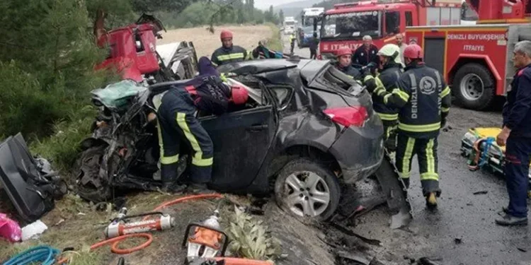 Tır otomobili metrelerce sürükledi